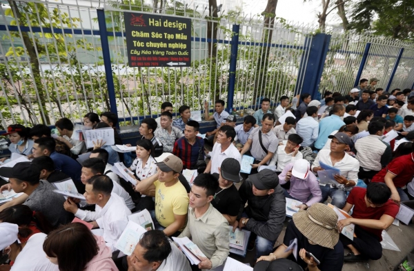 베트남 수도 하노이의 한국대사관 영사부 밖에 11일(현지시간) 비자를 신청하려는 사람들이 몰려 앉아 있다.[사진=연합뉴스]