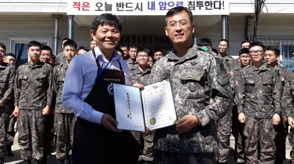 18일 군 지휘관이 (사)한국토종닭협회 문정진 회장에게 감사장을 전달하고 협회 회원 농가와 회원사에 감사 뜻을 전했다.
