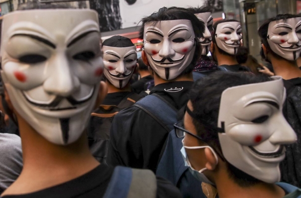 홍콩 정부의 '복면금지법' 시행에 반대하는 시위대가 6일 영화 '브이 포 벤데타'에서 저항의 상징이 된 '가이 포크스' 가면을 쓰고 있다.[사진=연합뉴스]