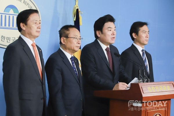 자유한국당 북핵외교안보특위 원유철 위원장은 참석 위원들과  21일 오후 국회 정론관에서 기자회견을 갖고 지소미아 파기 철회를 촉구했다.