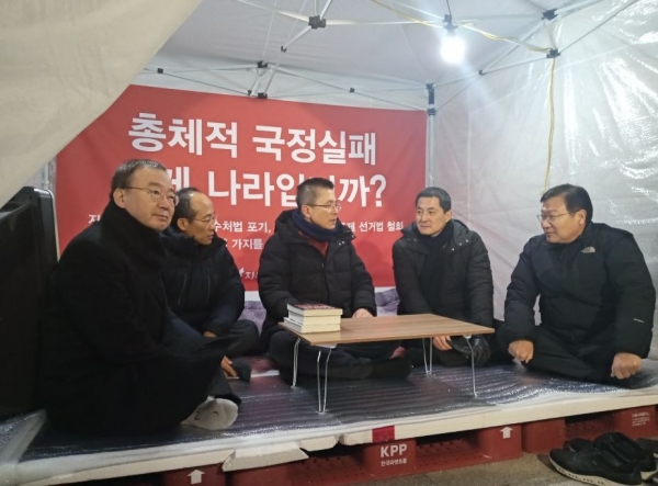 자유한국당 황교안 대표가 국회에 마련된 천막에서 단식농성중 당 관계자들을 만나고 있다.