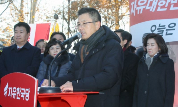 자유한국당 황교안 대표가 2일 오전 청와대 앞에 설치된 텐트 앞에서 최고위원회의에 참석하여 발언을 하고 있다.