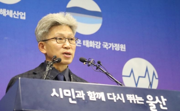 송병기 울산시 경제부시장이 5일 울산시청 프레스센터에서 김기현 전 울산시장 측근 비리 제보와 관련한 입장을 밝히고 있다.