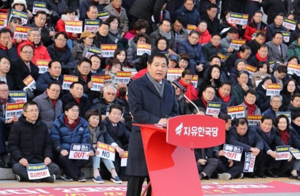 자유한국당 심재철 원내대표가 13일 오후 국회 본청 계단에서 패스트트랙 법안 날치기 상정 저지 규탄대회에 참석해 규탄 발언을 하고 있다.