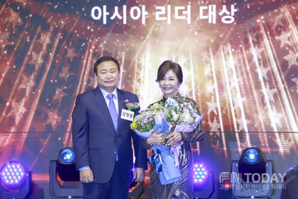 가수 진미령이 2019 ‘제2회 아시아리더대상, 특방송연예공로 대상’를 수상했다.