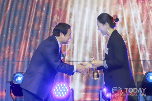 이다혜 ㈜ 누리나래 H앤C 대표가 2019 ‘제2회 아시아리더대상식'에서 ’아시아기업경영인 부문‘ 대상을 수상했다.