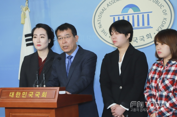 김종대 정의당 의원이 30일 서울 여의도 국회 정론관에서 기자회견을 열고 ‘북한이탈여성에 대한 위력 성폭력, 철저한 조사 및 처벌’을 촉구했다.