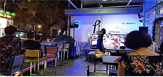 ▲ ‘Liberty Central Nha Trang Hotel’ 1층 테라스에서 전자 바이올리니스트 쟈스민 이진형씨가 실력 있는 라이브 연주로 관객들을 사로잡았다.