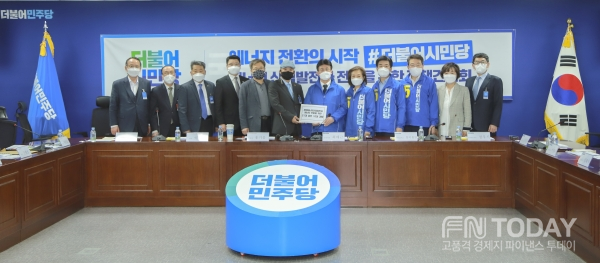 한국재생에너지산업발전협의회는 6일 오후 국회의원회관에서 ‘재생에너지산업발전과 에너지전환을 위한 제21대 총선 10대 과제 전달 및 간담회’를 개최했다.
