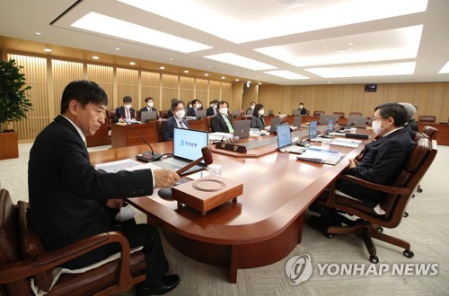 이주열 한국은행 총재가 9일 서울 중구 한국은행에서 열린 금융통화위원회에서 의사봉을 두드리고 있다.