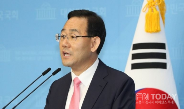 미래통합당 주호영 의원이 4일 오후 서울 여의도 국회 소통관에서 기자회견을 열고 원내대표 경선 출마를 선언하고 있다.