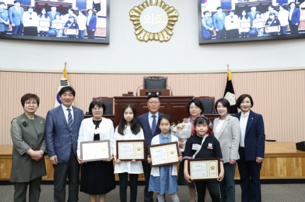 박석윤 의장(뒷줄 우측 4번째), 시의원들이 어린이날과 어버이날 수상자 표창 후 기념 촬영하고 있다(사진=구리시의회)