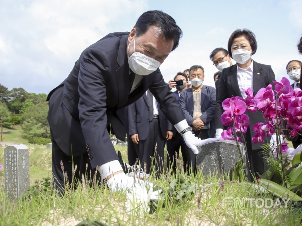 손학규 전 바른미래당 대표가 5·18민주화운동 40주기인 18일 오후 광주 북구 운정동 국립5·18민주묘지를 찾아 참배하고 있다.