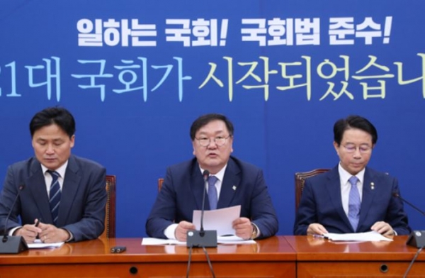 더불어민주당 김태년(중앙) 원내대표가 2일 오전 국회서 열린 원내대책회의에서 발언을 하고 있다.