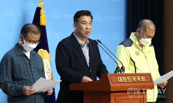 미래통합당 최승재 의원이 3일 오후 국 ㅏ에서 기자회견을 열고 발언을 하고 있다.