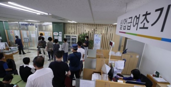 [자료=연합뉴스]실업급여 설명회장 앞에 늘어선 구직자들