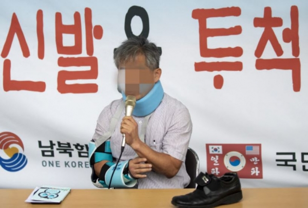 국회를 방문한 문재인 대통령을 향해 신발을 벗어 던진 정창옥 씨가 20일 오후 서울 동화면세점 앞에서 시민과의 대화를 하고 있다.