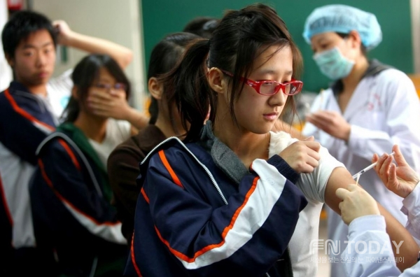 독감 백신을 맞는 중국학생들[출처=연합뉴스]