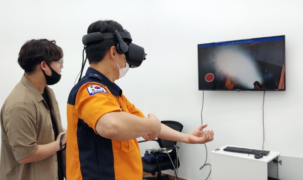 VR 활용해 선박화재 대응 훈련하는 소방관[출처=연합뉴스]