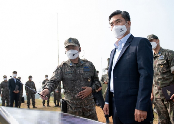 서욱 국방부 장관이 30일 방공포대를 방문해 작전 태세를 점검하고 있다.[사진=연합뉴스]