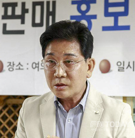 중소기업제품유통협의회 김명수 고문이 기자회견에서 발언하고 있다.