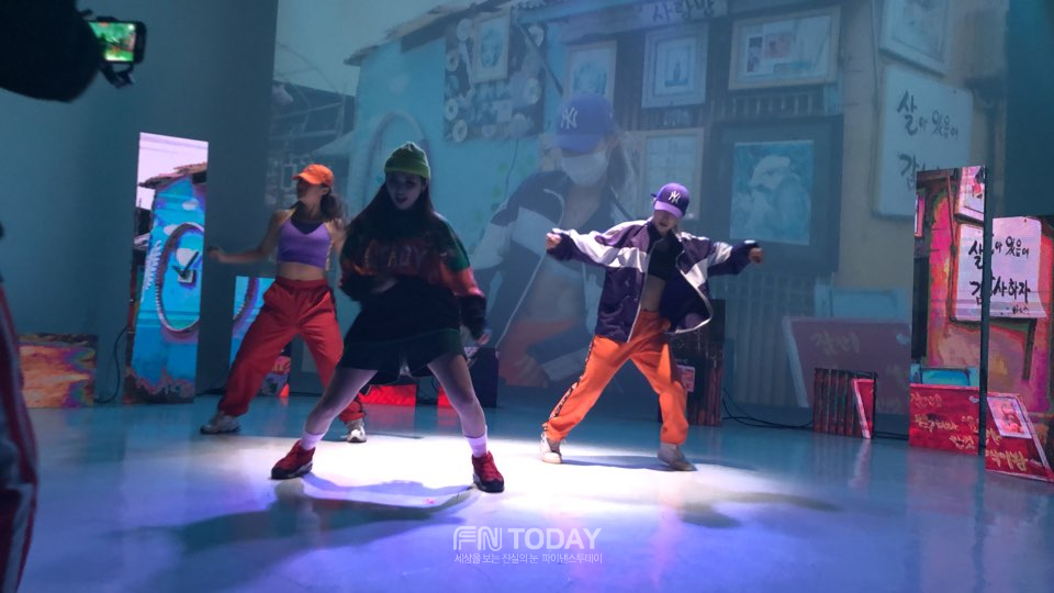 프라임 비치스 멤버들이 호리존 스튜디오에서 미디어아트와 댄스를 결합한 퍼포먼스를 선보이고 있다.