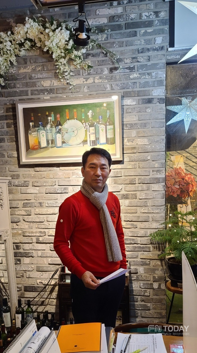 사진=경기도 성남시 분당에서 '와인플레이' 와인카페를 운영하고 있는 김우배 대표.