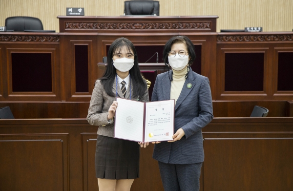 박은경 의장(右)과 최우수상을 수상한 이고은 학생의 모습.