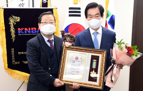 안병용 의정부시장(우)이 한국최고인물대상 수상을 받고 있다(사진=의정부시)
