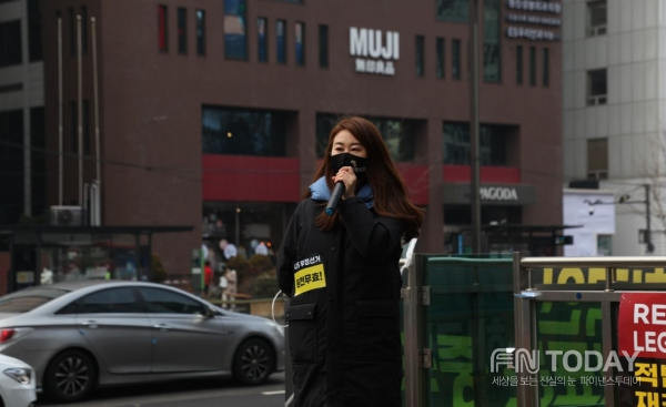 국투본 관계자가 6일 오후 서울 강남역 인근 도로에서 부정선거를 규탄하는 방언을 하고 있다.