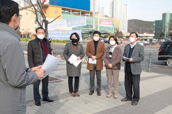 안산시의회 도시환경위원회 위원들이 터미널 사거리를 방문한 모습