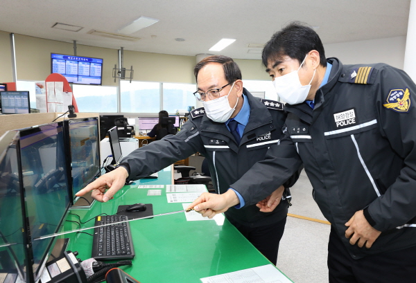 김병로 중부해경청장이 2월 10일 오후 인천항해상교통관제센터(인천시 중구 북성동 소재)를 방문해 실태점검을 하고 있다.