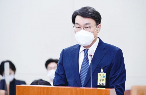 최정우 포스코 회장이 2월 22일 서울 여의도 국회에서 열린 환경노동위원회 산업재해 관련 청문회에서 의원 질의에 답하고 있다.