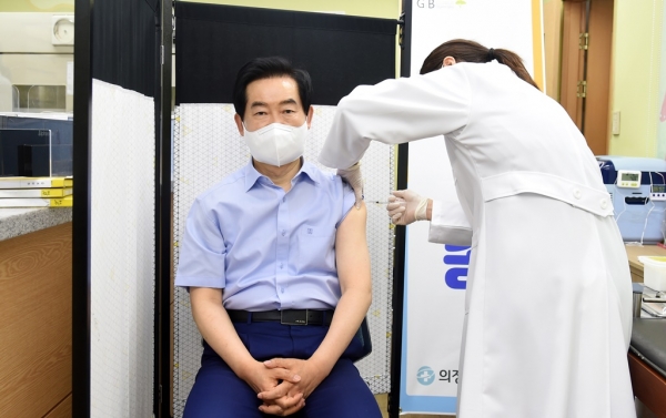 안병용 시장이 코로나19 백신 접종을 하고 있는 모습(사진=의정부시)