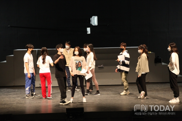 어제(23일) 서울 양천구 목동 로운아트홀 공연장에 뮤지컬박정희의 공연을 앞두고 배우들이 연습을 하고 있다.