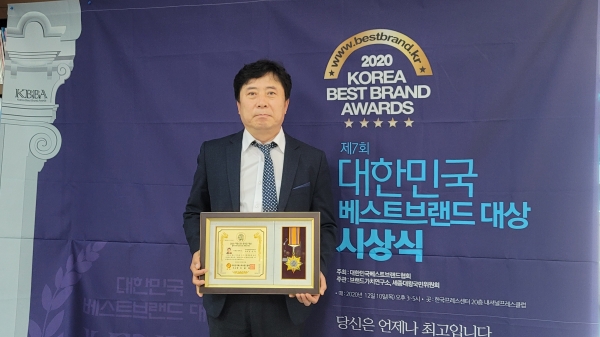㈜승일자동차공업  김영목 대표가 기업경영 부문에서 '2021 대한민국 베스트브랜드 대상을 수상하는 영광을 안았다.