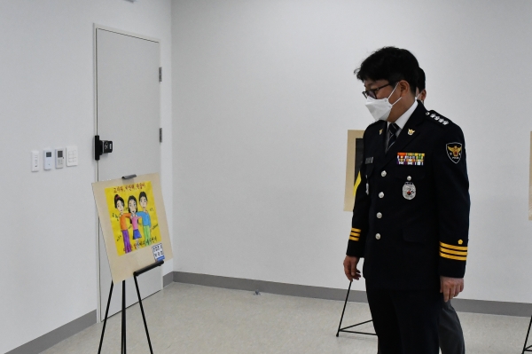 박상경 서장은 경찰서 현관에 그림 그리기 작품을 감상하고 있다(사진=남양주북부경찰서)
