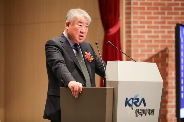 김우남 회장이 경마의 날 기념행사 인사말을 하고 있다(사진=마사회)