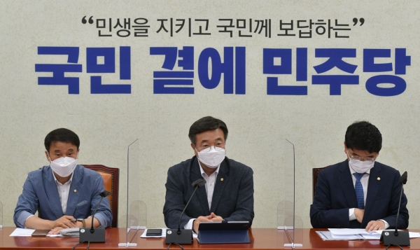 더불어민주당 윤호중 의원이 8일 오전 국회에서 열린 당 정책조정회의에서 발언을 하고 있다.