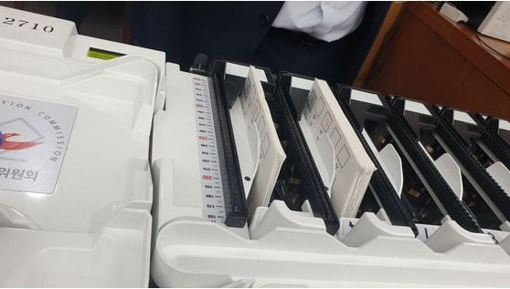 인천지방법원에서 재검표를 진행하고 있다[사진=클린선거시민운동 제공]