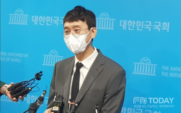 국민의힘 김웅 의원이 8일 오전 국회 소통관에서 고발사주 의혹과 관련한 기자회견을 열고 취재진의 질문에 답을 하고 있다.