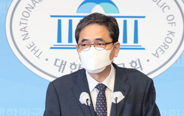무소속 곽상도 의원이 아들의 '화천대유 퇴직금 50억원' 논란과 관련 2일 오전 서울 여의도 국회 소통관에서 국회의원직을 사퇴한다고 밝히고 있다.