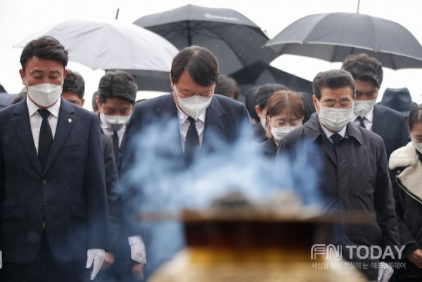 국민의힘 윤석열 대선후보가 9일 오후 서울 강북구 국립4.19민주묘지를 방문해 학생혁명 기념탑에 참배하고있다.