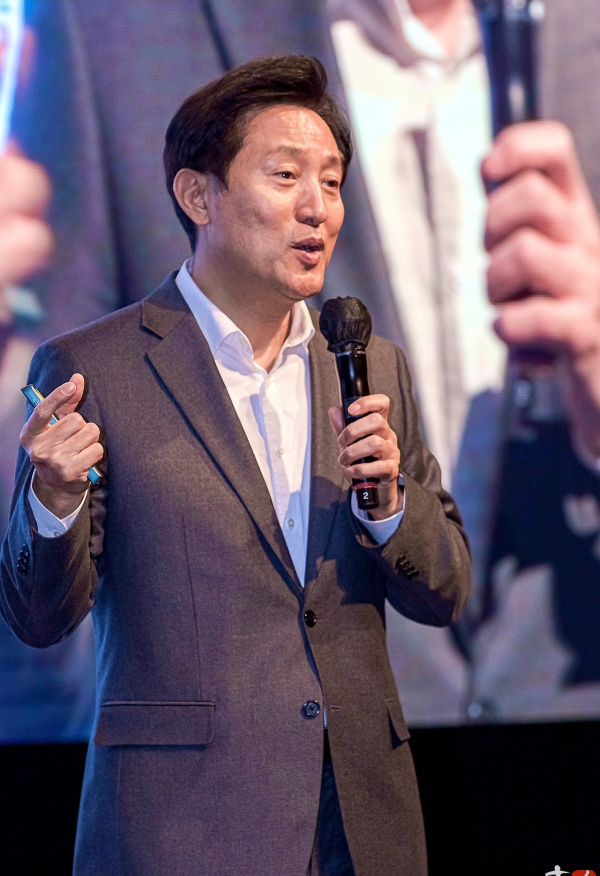 지난 20일, 코리아씨이오서밋이 주최하는 2022년 신년 서밋포럼에서 오세훈 서울시장이 '도시정책의 과감한 전환, 서울비전 2030' 이란 주제로 강연을 하고 있다