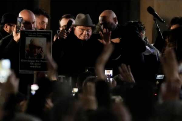 프랑스 노벨상 수상자 뤽 몽타니에(가운데) 박사가 이탈리아 밀라노에서 열린 '그린패스' 반대 시위에서 연설한 뒤 시위대를 향해 손을 흔들고 있다. 밀라노=AP연합뉴스