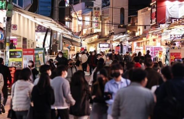 지난달 31일 오후 서울 마포구 홍대앞 젊음의 거리가 저녁 시간을 즐기려는 시민들로 북적이고 있다