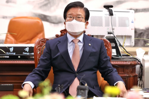 박병석 국회의장이 22일 오전 국회 의장실에서 검찰개혁 관련 입장을 발표하고 있다.
