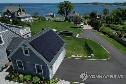 미국 주택 지붕에 설치된 태양광 패널