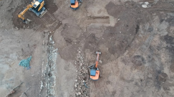 2022년 6월 15일 춘천시 기와집길31번길 일원에서 실시되는 고고학발굴조사에서 기존에 발굴된 도시유적을 굴삭기들이 불법적으로 파괴하고 있다.
