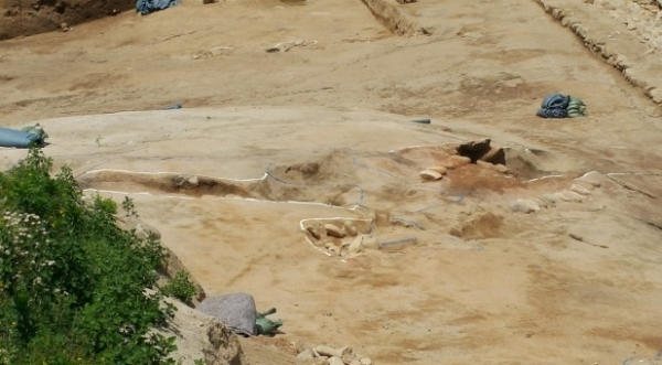 2022년 6월 12일 춘천시 기와집길31번길 일원에서 실시되는 고고학발굴조사에서 발굴된 문화재를 보존하기 위해 기존에 설치된 방수천들이 제거되어 비바람에 무너져 훼손되도록 방치했다.